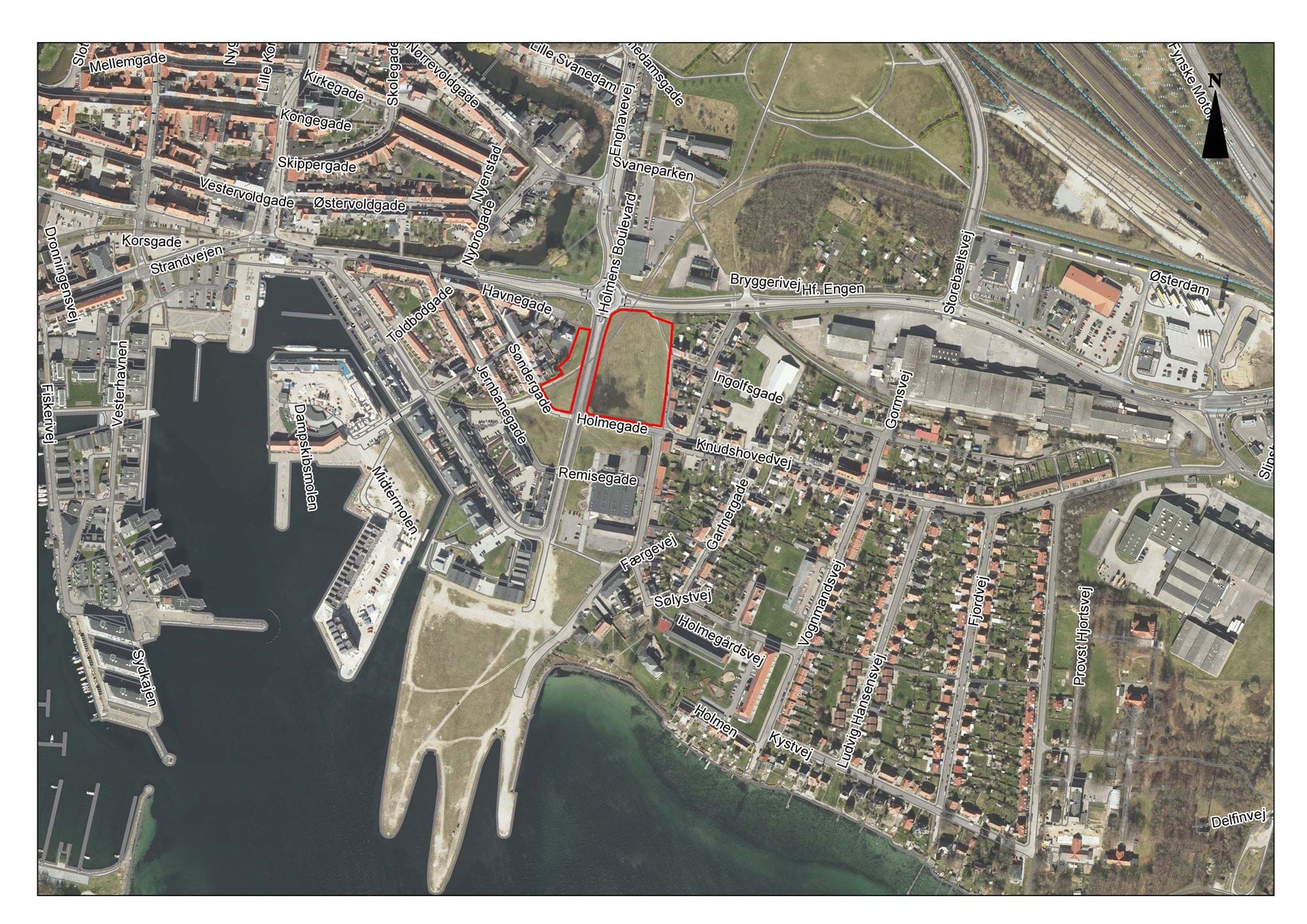 Figur 1: Lokalplanområdets afgrænsning (rød limje) og nære omgivelser. Planområdet ligger lige på kanten mellem den gamle middelalderby og den nyere bydel ved Storebæltsvej som er domineret at store bygningsvoluminer.